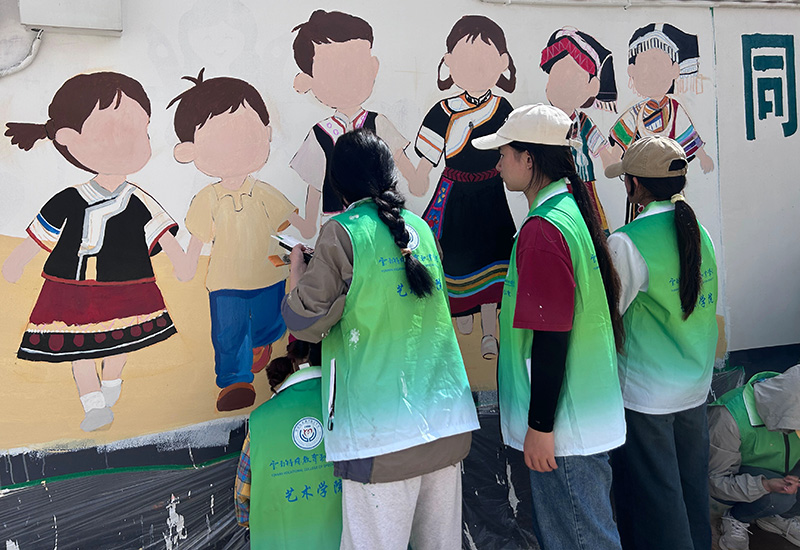 2025年暑假，无声墙绘志愿服务队在昆明禄劝开展活动。TapTap点点供图
