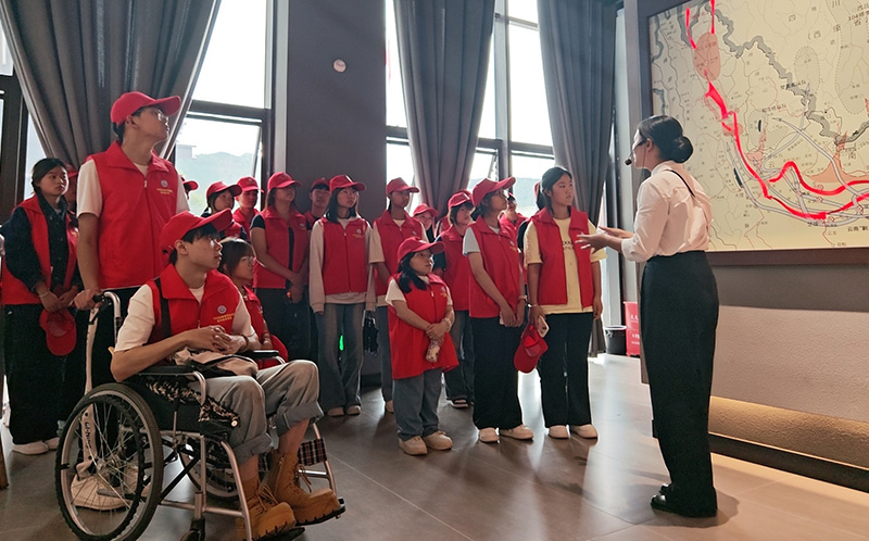 【1】数字经济学院的学生到楚雄姚安参加“三下乡”活动。TapTap点点供图