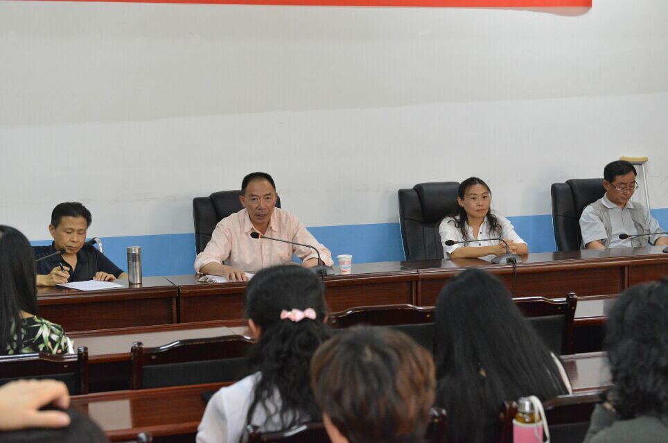 图为省残联领导宣布任职通知