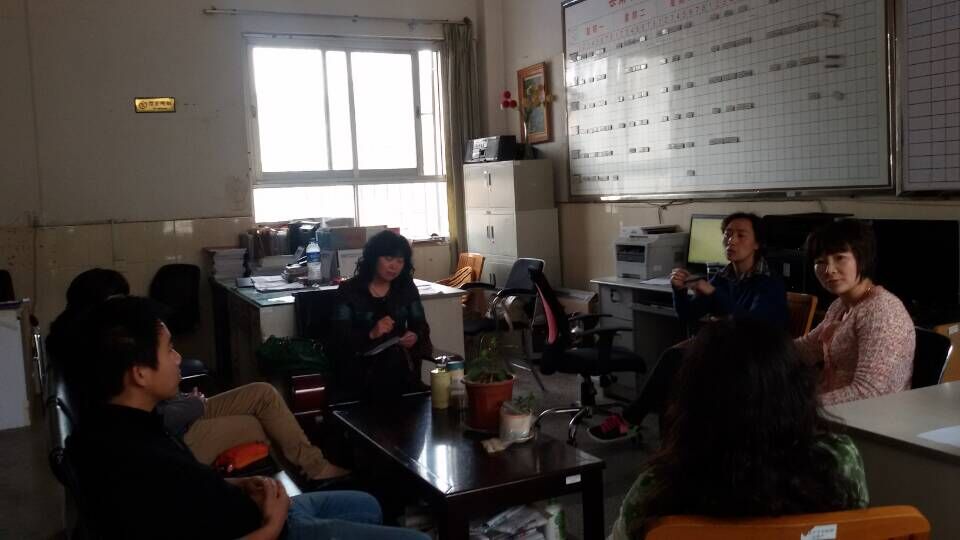 图为校本教材编写小组讨论现场 图为校本教材编写小组讨论现场