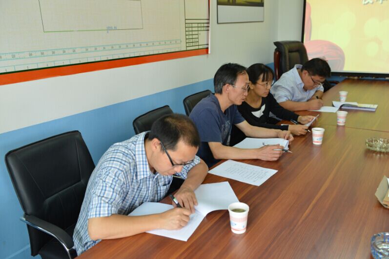 图片为华夏中专校本教材评审会议现场