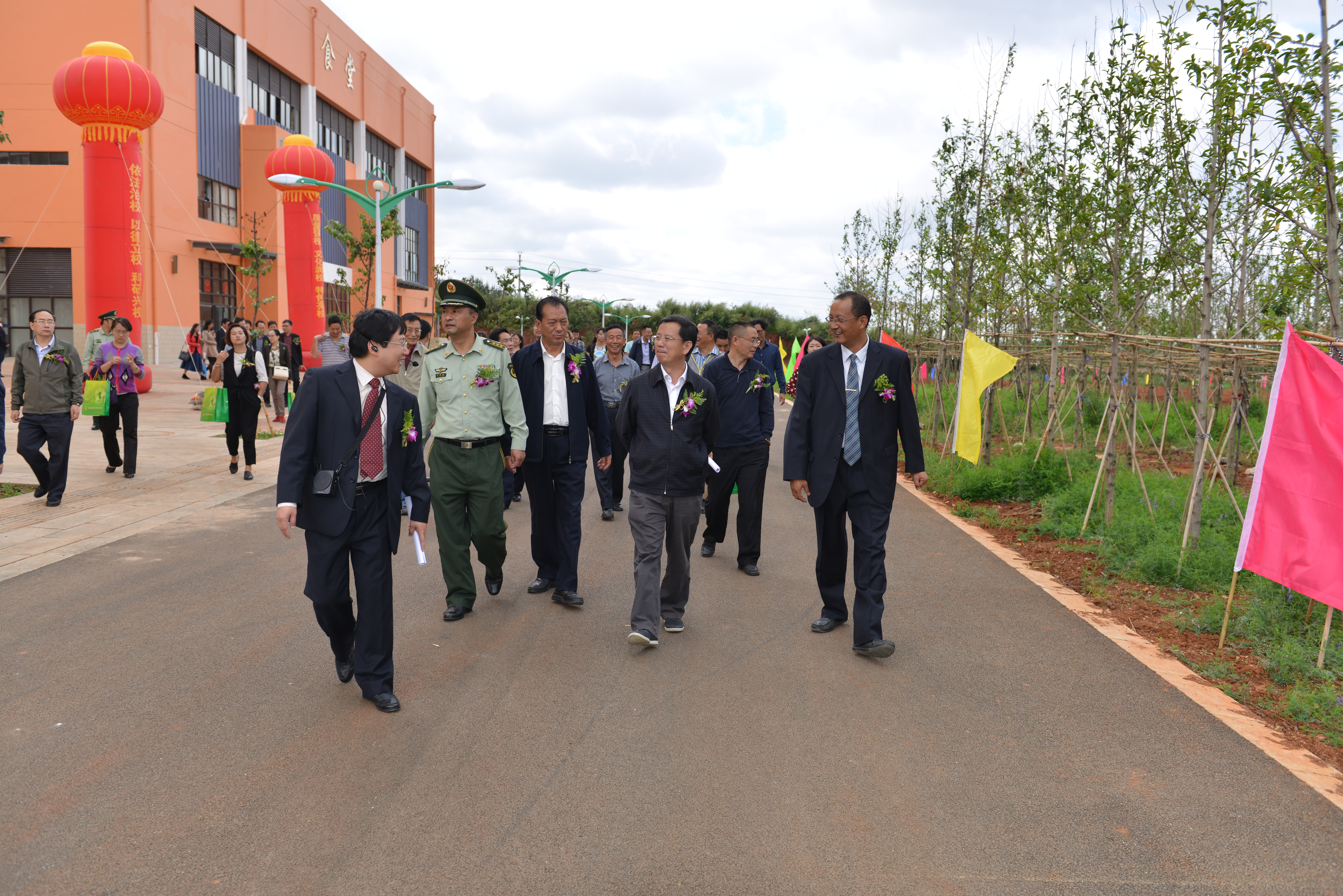 图为各位领导参观新校区