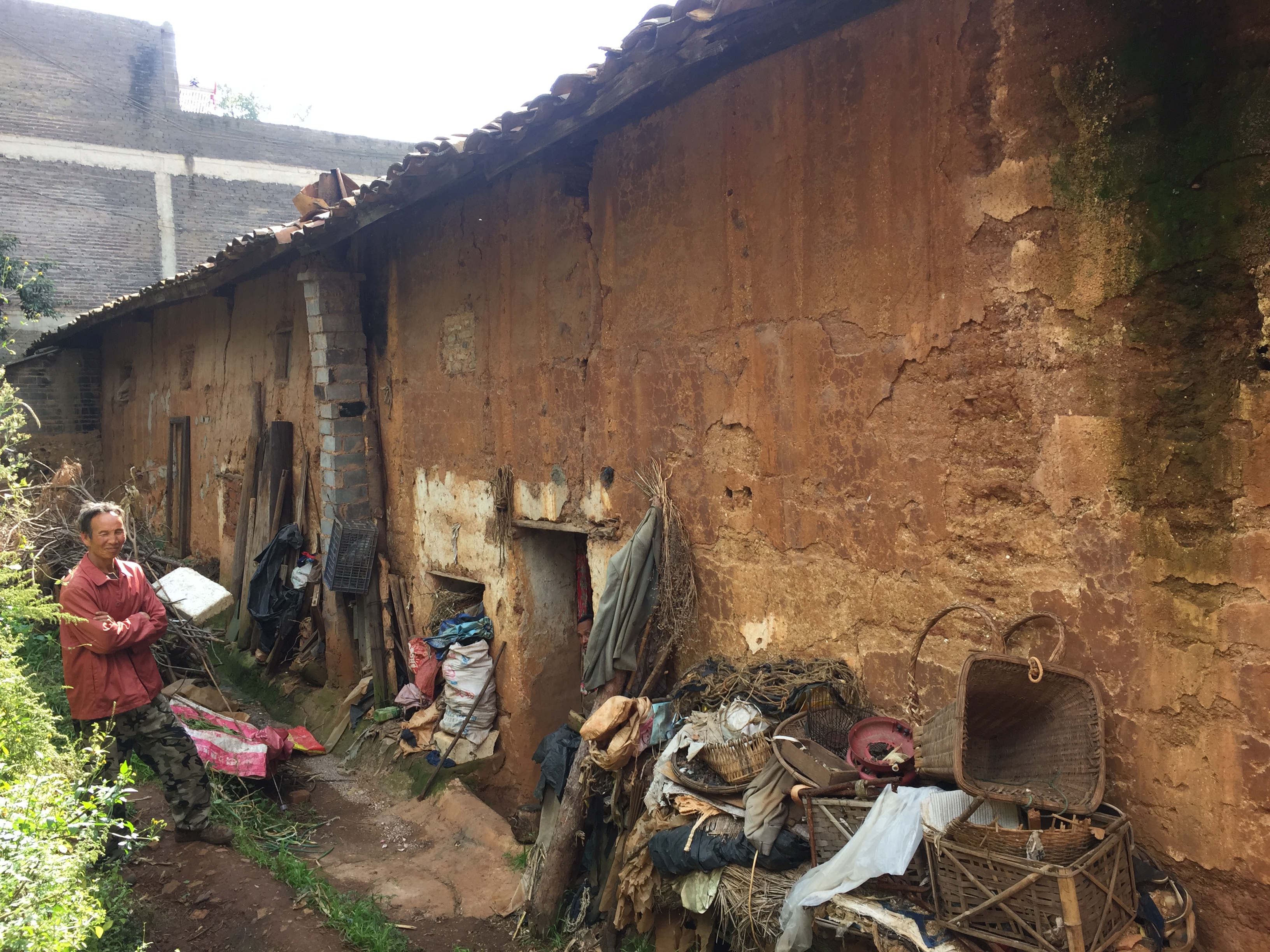 图为深入贫困户家中了解情况 图为深入贫困户家中了解情况