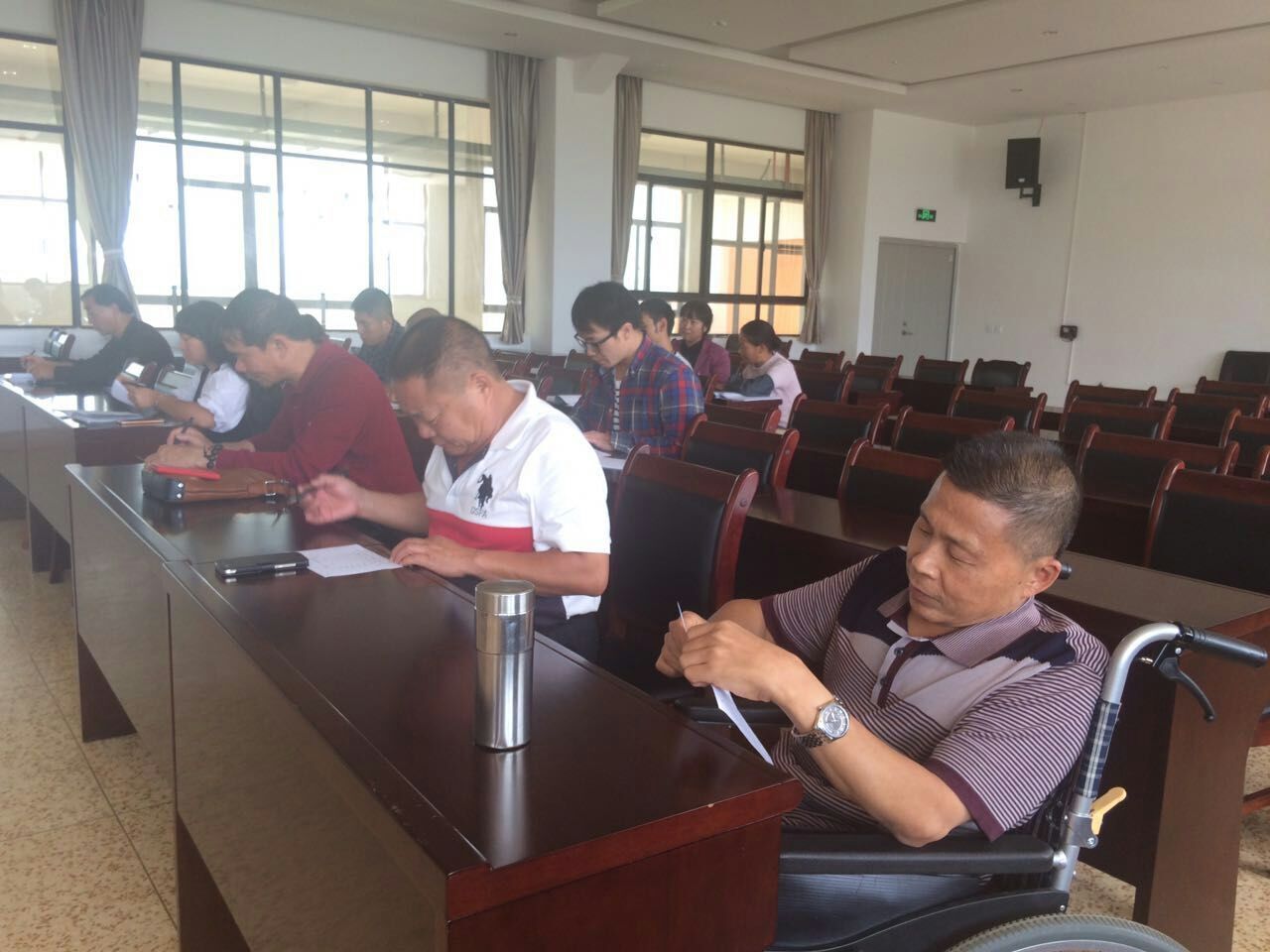 图为：二支部党员投票现场