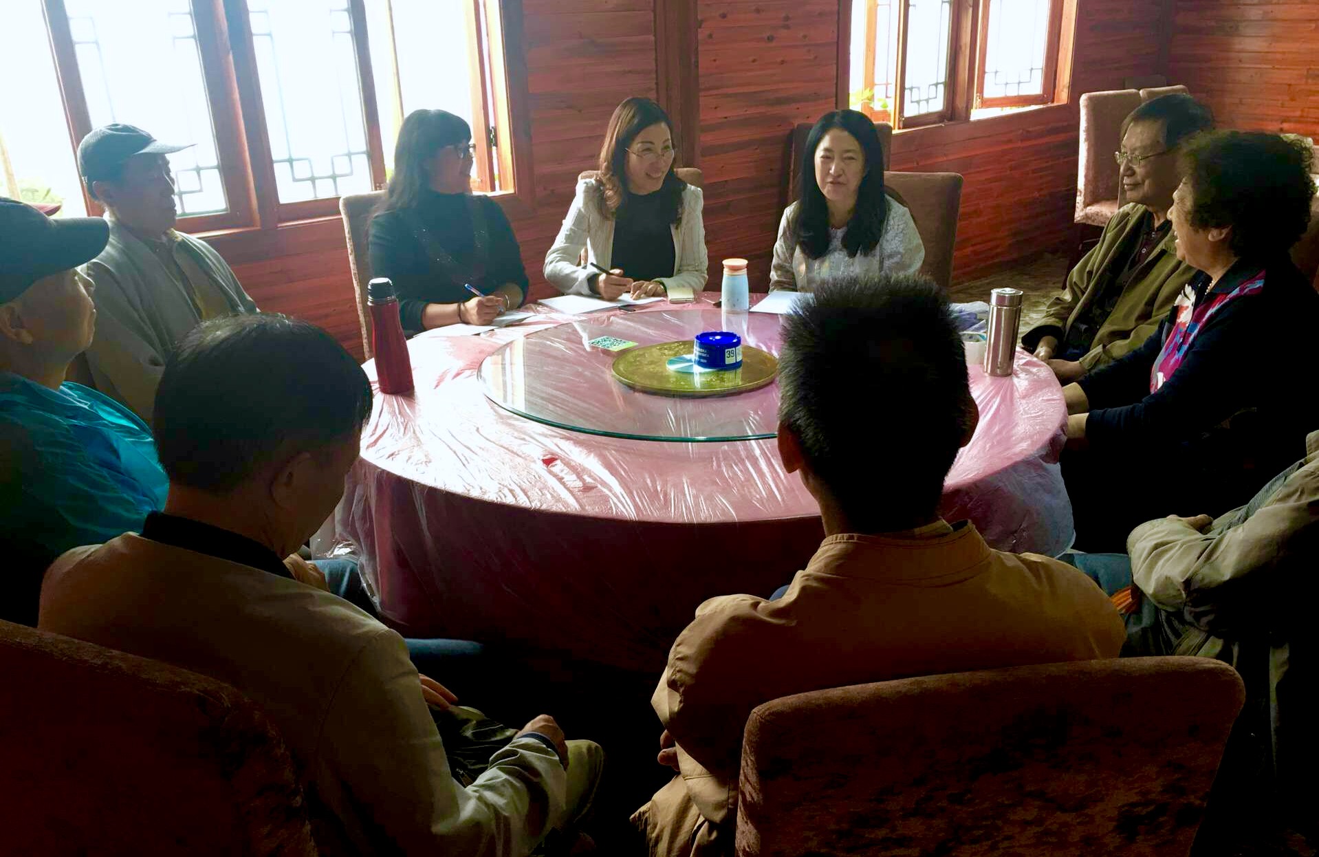  图为学校二支部组织退休党员小组学习活动现场